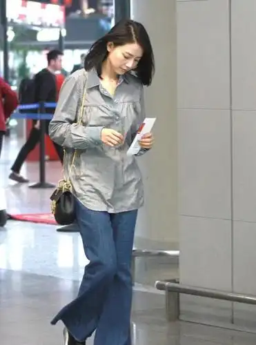 高圆圆真有气质女神范,浅色衬衫配牛仔裤简约利落,慵懒随性