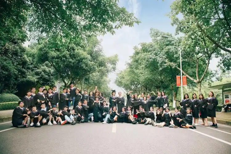 大学班级毕业照