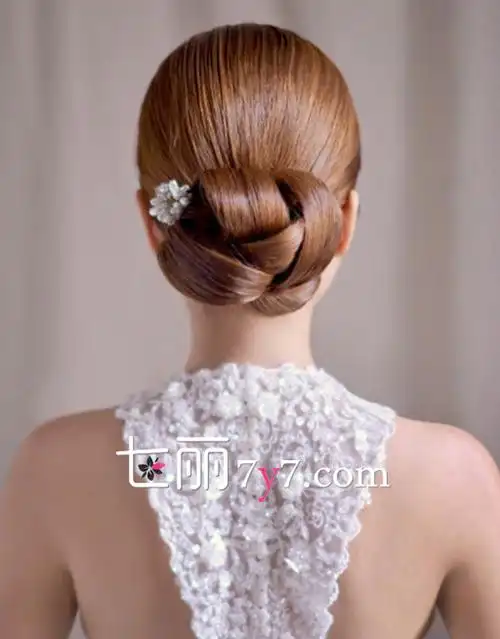 低位盘发发型尽显女性知性优雅