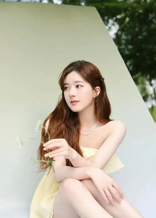 女明星赵露思写真集:秀丽清纯,巧笑倩兮