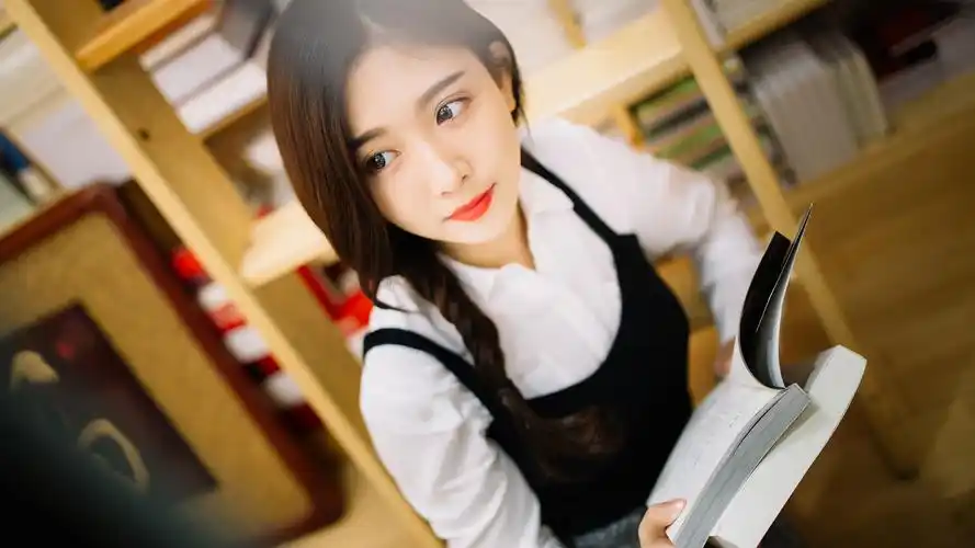 图书馆美女暖色系桌面壁纸图片高清大图预览1920x1080_美女壁纸下载