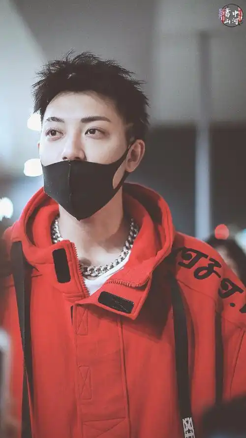 黄子韬短发亮相机场 暖心和粉丝挥手道别