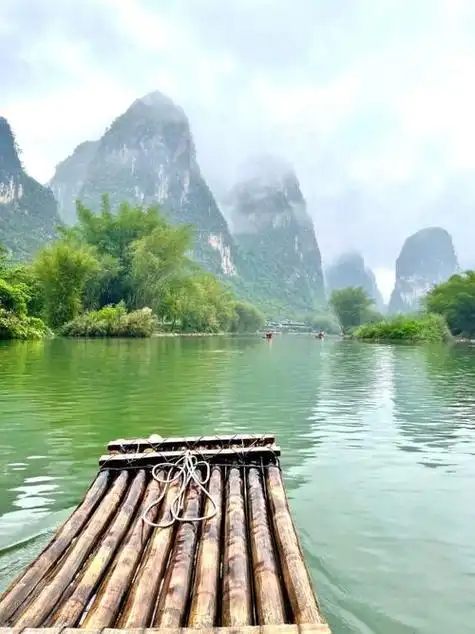 滚滚地流到天山脚下,大渠像一枝箭似的直射向大地2一程山水,一程风景
