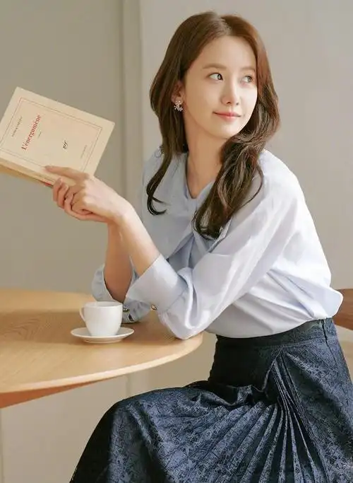 韩国女神林允儿花一般的纯净面孔不愧为少女时代的门面