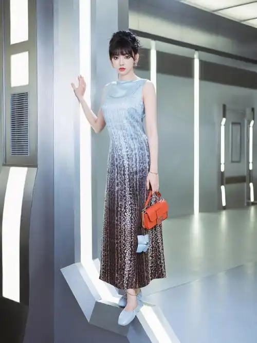 fendi品牌挚友程潇##程潇优雅撞色穿搭##程潇花苞头造型