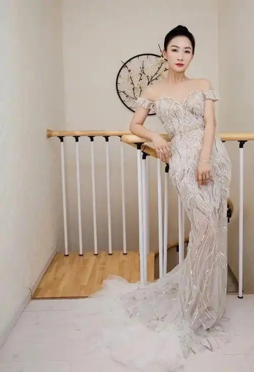 陶昕然透明的网纱后背更显动人风情