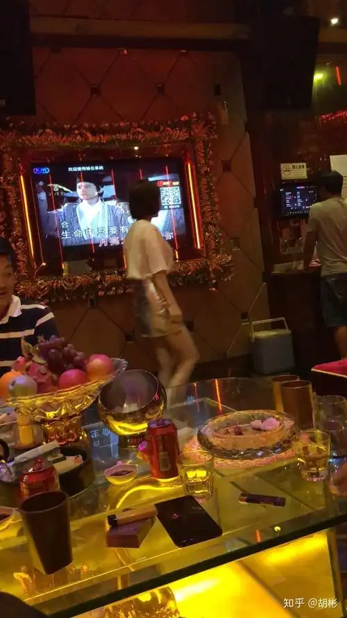 男生怎么看待在 ktv 陪酒的女生?