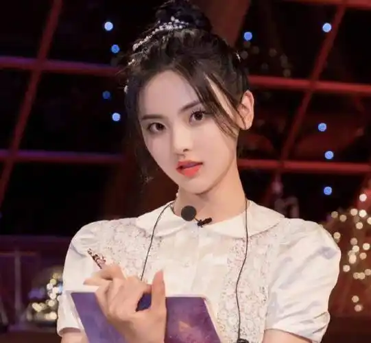 《心动的信号》谈论择偶标准时,杨超越流口水,救场方式太萌了