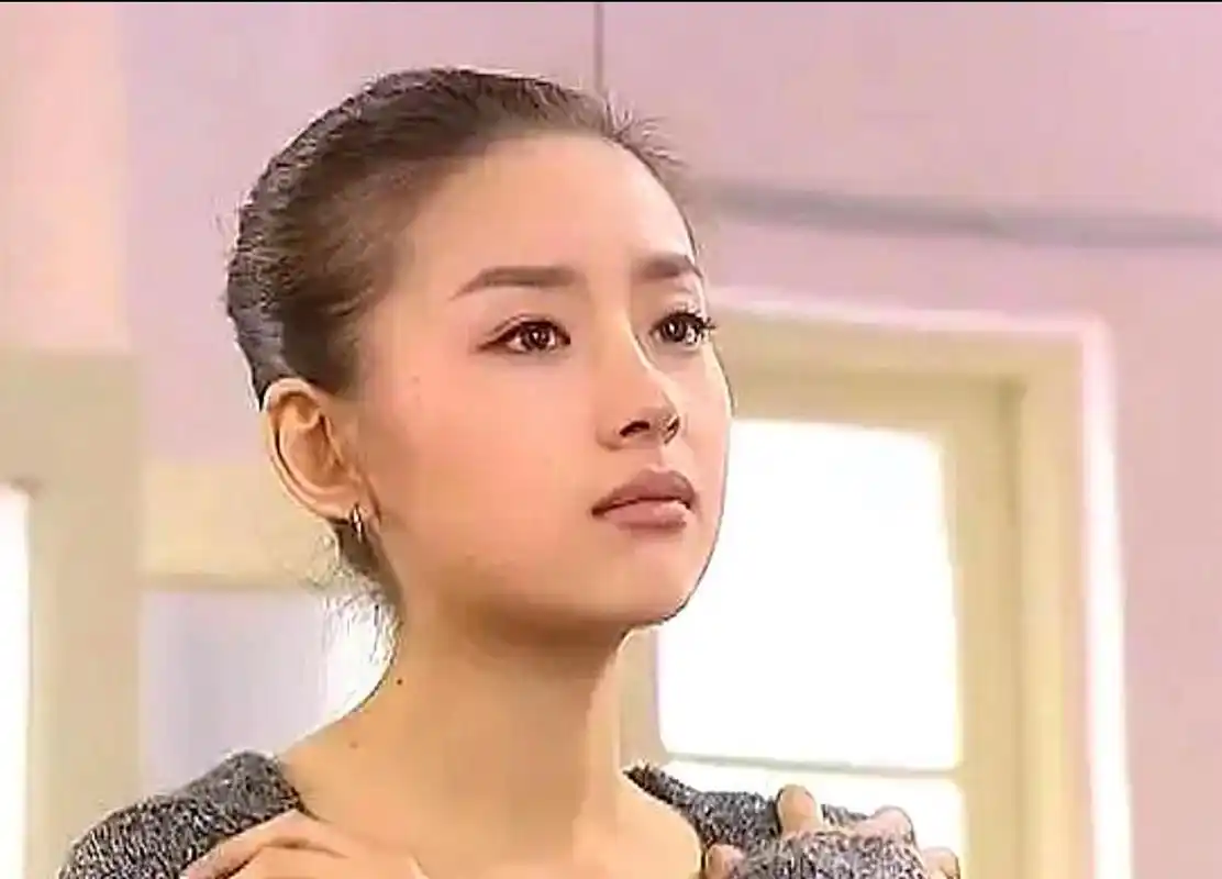 董洁年轻时的形象非常清纯.