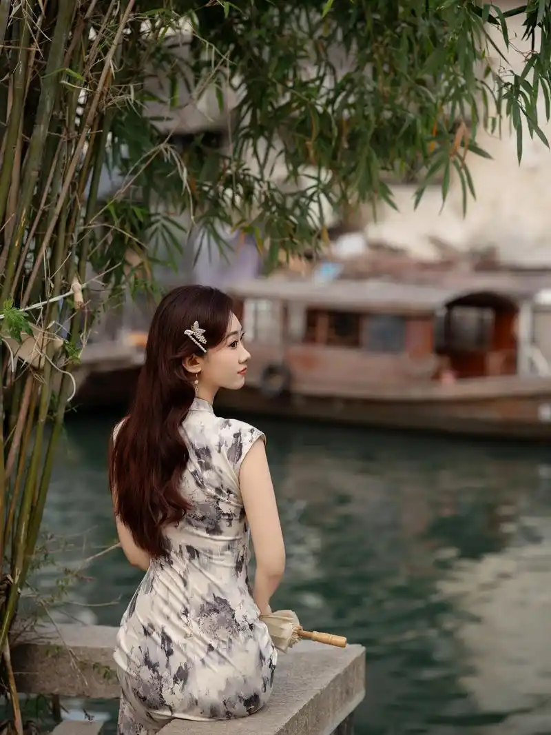 来苏州怎么能错过这样一组江南旗袍写真呢.
