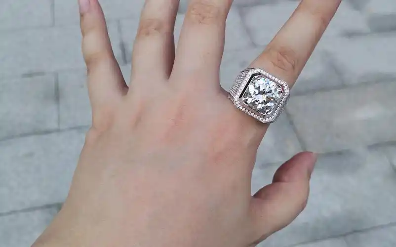 买了个10克拉的大钻戒,挺漂亮