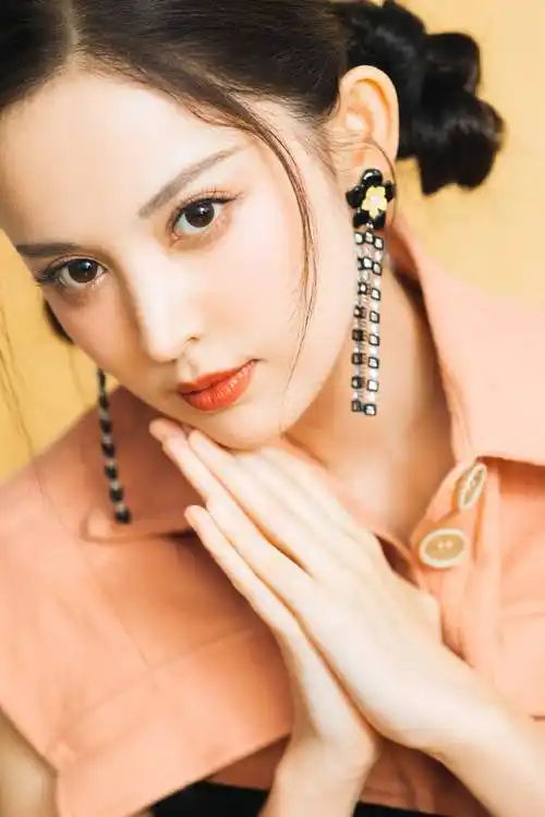 娜扎晒新剧婚纱靓图!她雪肤玉貌魔鬼身材美得让人窒息_长裙_穿着_明亮