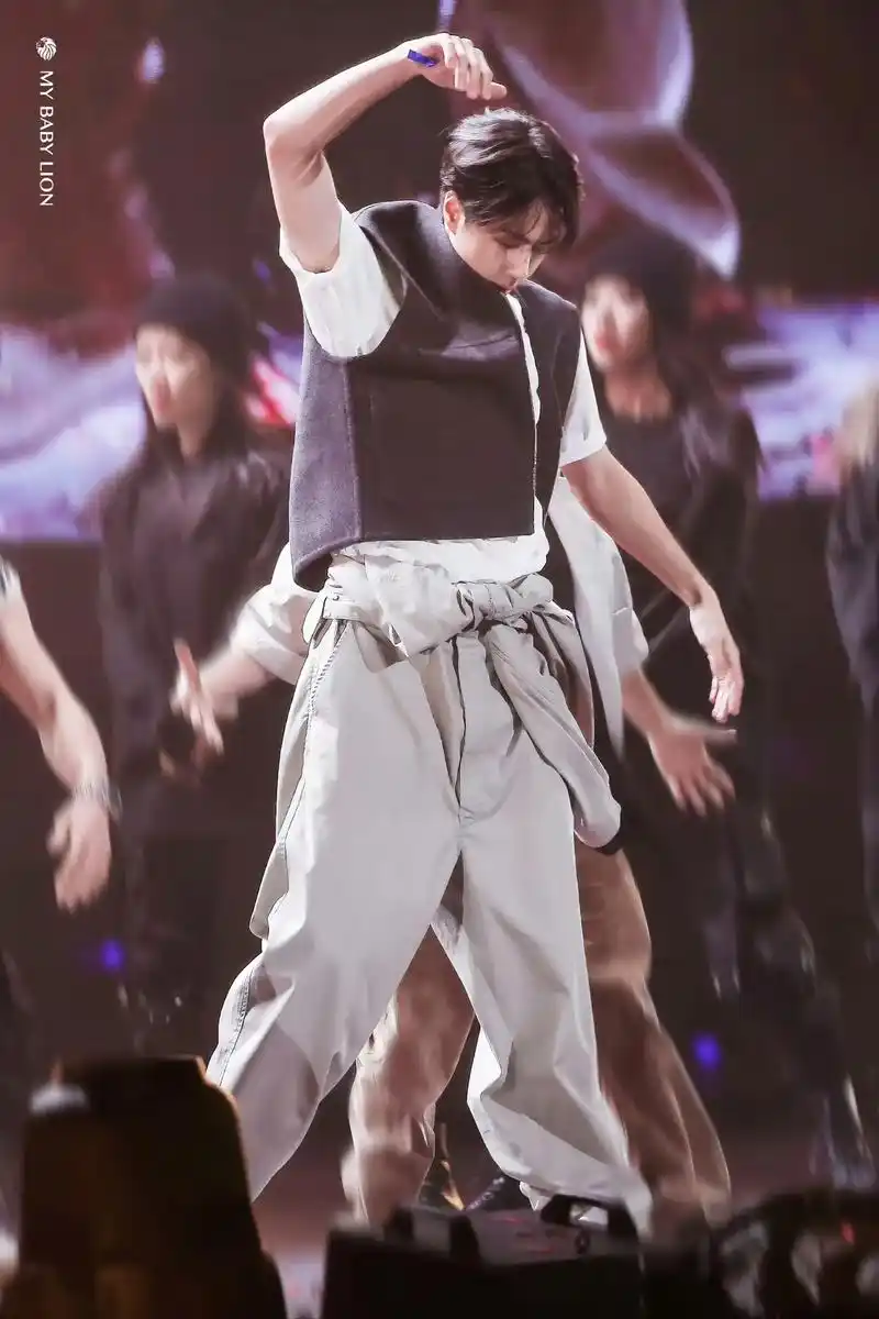 没有人能拒绝王一博跳舞!#王一博 #绝美舞台 #王一博惊叹号 - 抖音