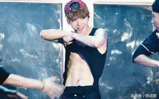 一大波男神腹肌来袭 易烊千玺杨洋鹿晗谁最让你的荷尔蒙爆棚