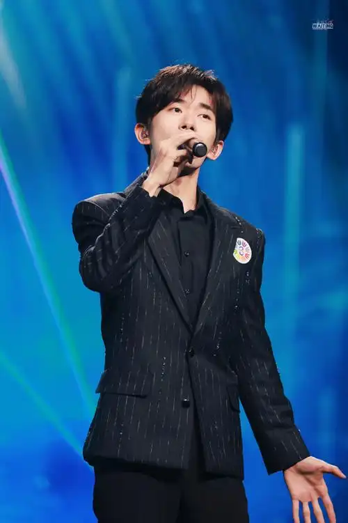 易烊千玺献唱不辞星海##易烊千玺于适同框照