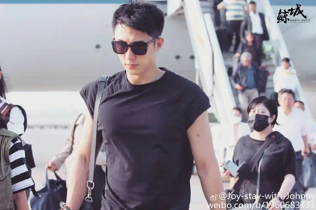 原创李现和黄景瑜同框撞衫,看到颜值的那一瞬间,我沦陷了