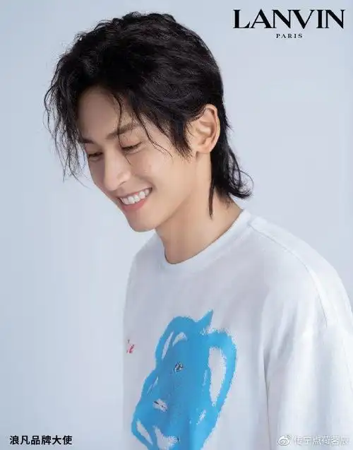 张哲瀚新封半小时破500万销售额解锁本周第二个代言新顶流