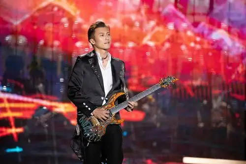 谢霆锋受邀出席金鸡奖颁奖礼搭档咏梅开奖最佳女主角