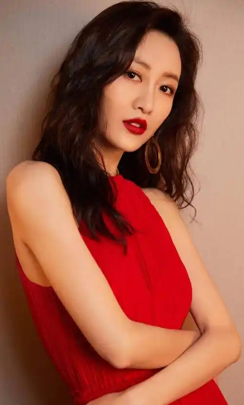 王鸥这套太好看了,红色衬托气质_事物_性格_观众