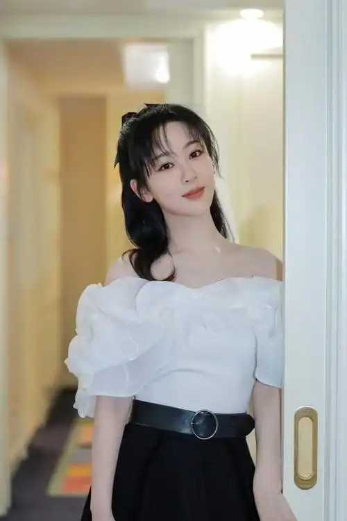 杨紫真是像仙子一样身穿黑白一字领长裙高雅妩媚太仙儿了