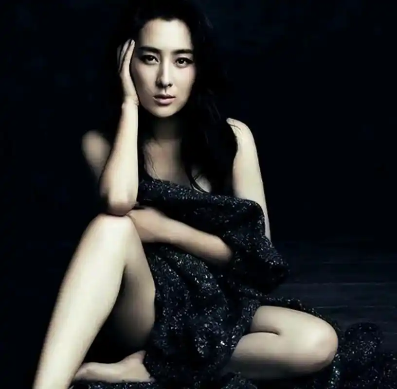 马苏突然在社交媒体上发布了一组引人注目的照片,引起了广泛的讨论和