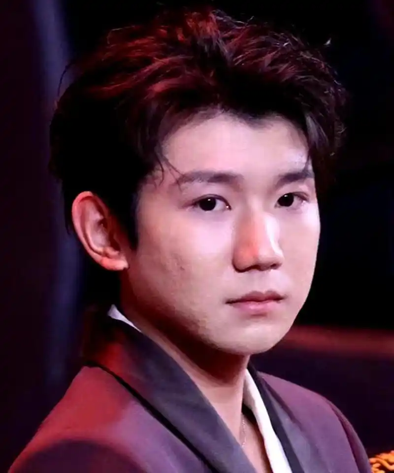 王源的皮肤在高清镜头下呈现出坑坑洼洼的状态.