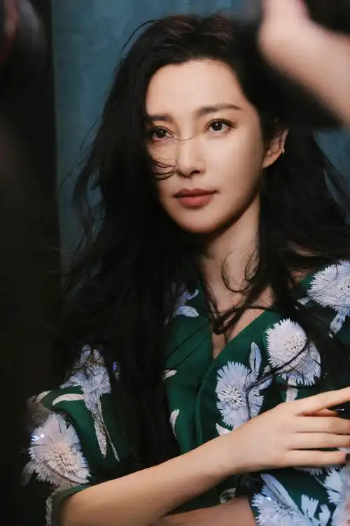 李冰冰嘉人二月刊封面##李冰冰黑玫瑰与红玫瑰