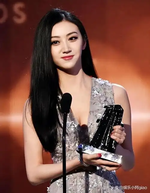 所有对她有所瞭解的人都知道,景甜自出道以来,一直未能取得辉煌成就