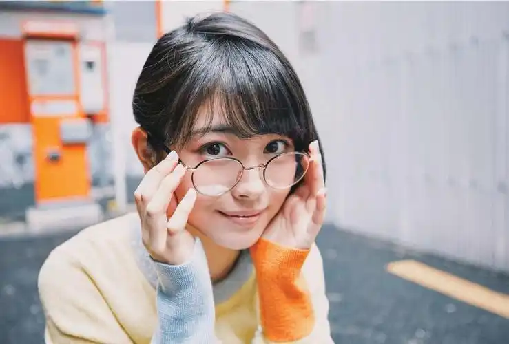 邻家戴眼镜的女孩,清纯可爱,好像有个这样的小妹妹