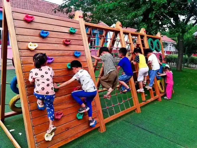 勇攀高峰——豪德小学分校幼儿园小一班户外攀爬活动