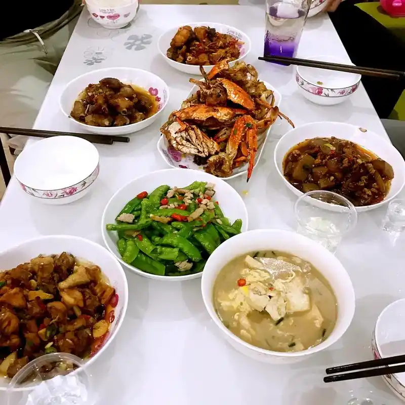 朋友们好久没来我家里聚餐了,亲手做了一桌饭菜,搞点啤酒和白酒 - 抖