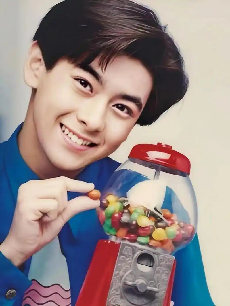 一张娃娃脸不曾给他留下岁月痕迹,林志颖出道多年合作过的女明星多不