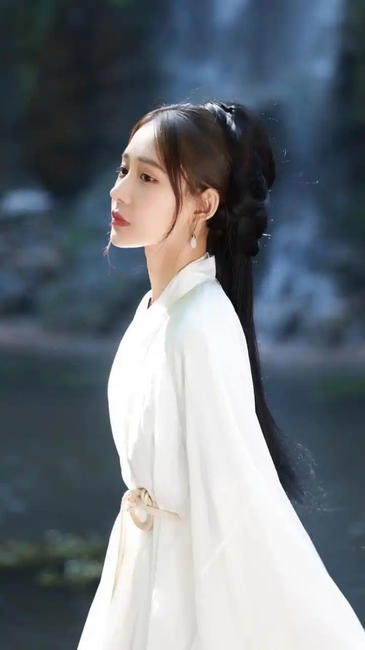 美女演员何依蒙古装写真