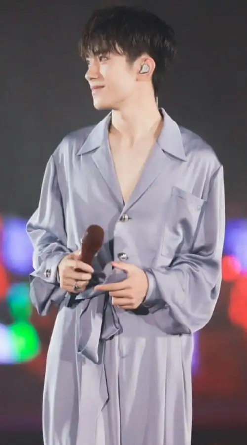 易烊千玺睡衣,看到易烊千玺的锁骨我无法冷静了