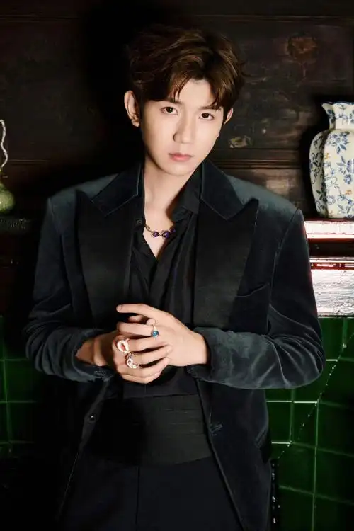 王源身着 pomellato 黑丝绒西服加身 妥妥的矜贵王子