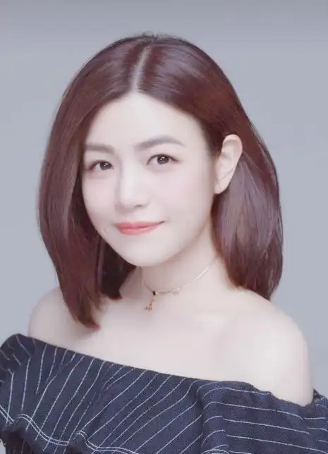 学会一个小技巧就可以打破这种感觉,那就是在梳头发的时候,避免五五分