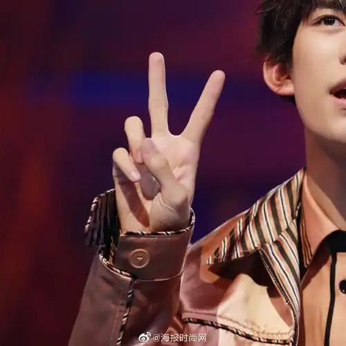 tfboys-易烊千玺 四字弟弟的手有那么好看吗?呵呵