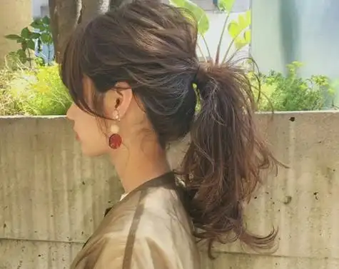 秋季长发女生日系日常马尾辫扎法 慵懒与灵动完美结合的淑女扎发