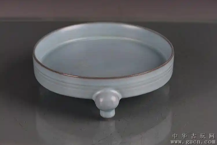 宋汝窑天青釉三足笔洗丑牛三年