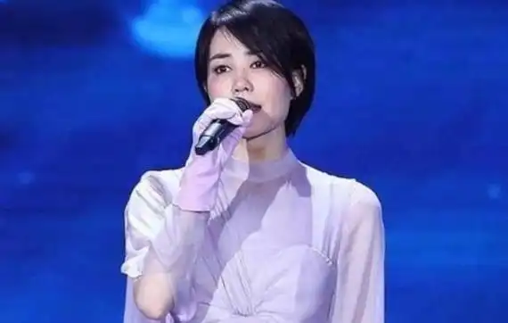 上好下甚!王菲带女儿看演唱会,男闺蜜作陪,李嫣当众抽烟无人管