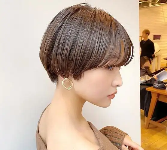 1 / 11 30岁的女性剪款短发,显得干练又时尚,这款侧分半盖耳短发,遮肉