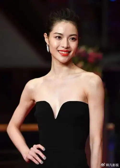 美女钟楚曦不仅光靠性感火辣|如果奔跑是我的人生|钟楚曦|芳华_新浪