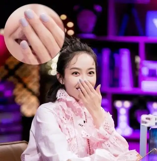 林允美甲店开业啦,各位客官里边儿请