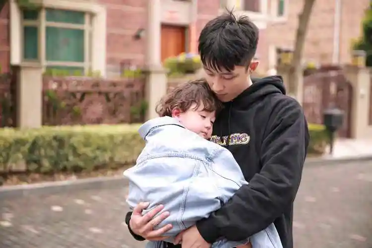 黄景瑜放开我北鼻暖心哄娃