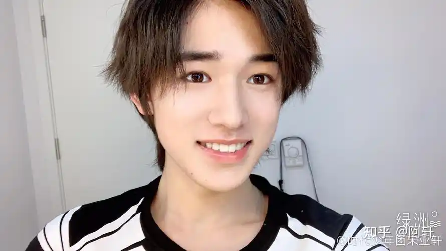 冬天要到了宋亚轩好喜欢笑大白牙不冷吗