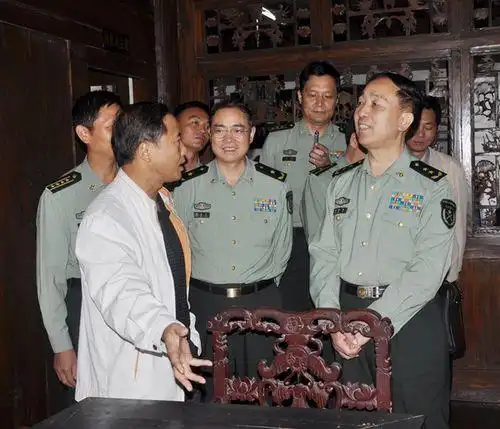 资料图:四川省人大代表,省军区副司令员李亚洲.