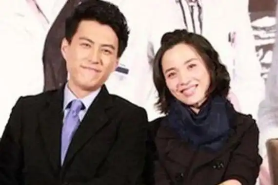 靳东的老婆霍建华的老婆张嘉译的老婆都比不过他的老婆