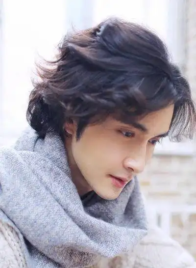 头发就不会炸起来,男生烫发男士短发男生发型推荐适合男生,男生中长发