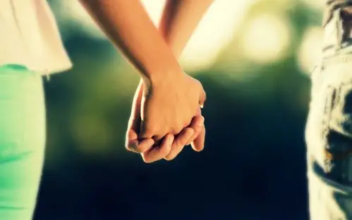 男女牵手唯美图片