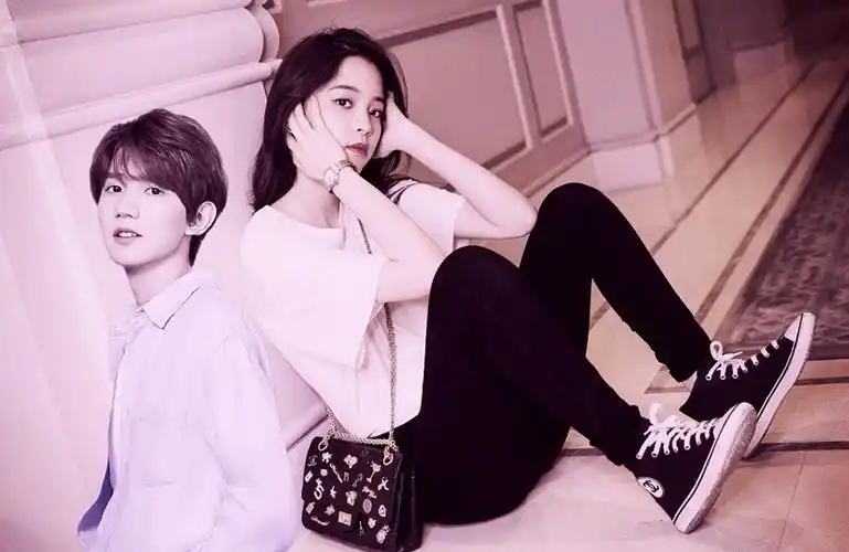 王源欧阳娜娜拍戏场地泥泞二人的裙子全被泥水打湿让人心疼